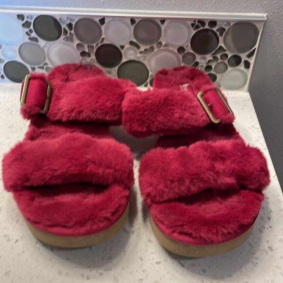 Koolaburra Ugg woman’s raspberry fuzzy sandals - Picture 2 of 14